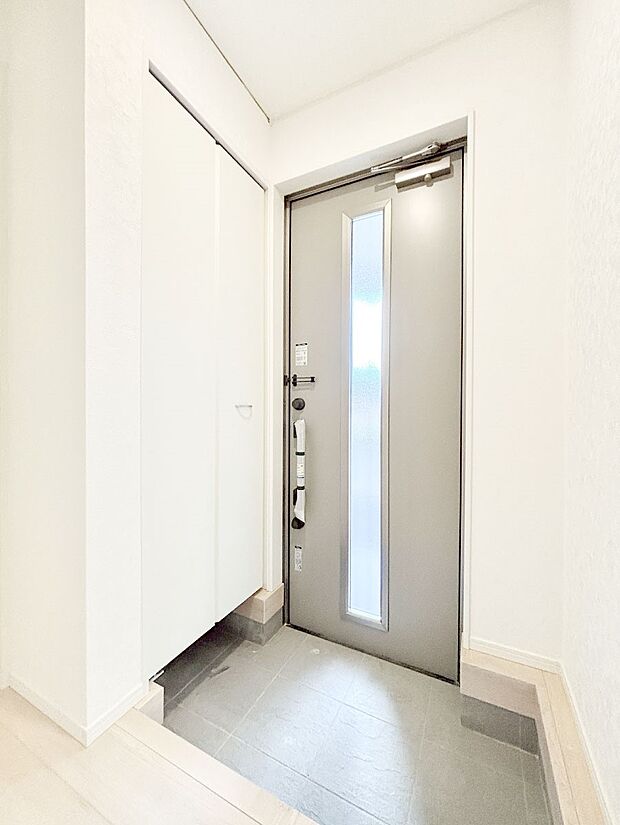 天井まである玄関収納で、家族全員の靴もすっきり収納！ 