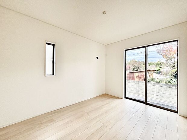 窓からのやさしい光が心地よいプライベートルーム