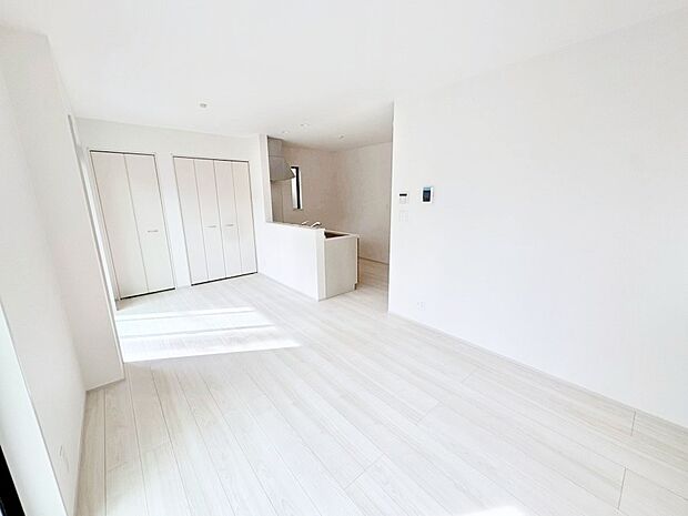 ご家族の賑やかな話し声で包まれる明るいリビング