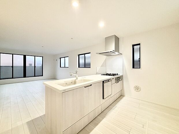 爽やかな風が通り抜けるキッチン。窓があるので明るく換気にも役立ちます。 