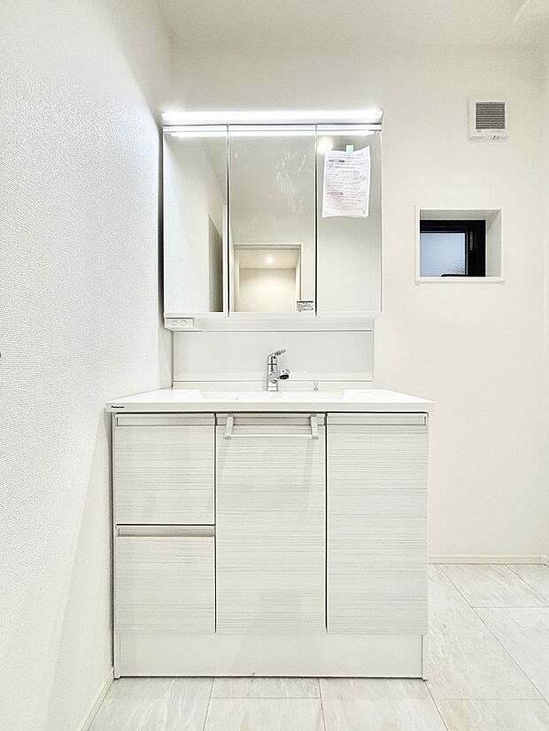 収納力と機能性に優れた洗面化粧台