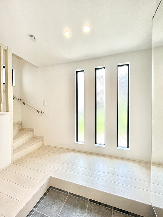 明るい玄関はお客様をお出迎えするのにぴったりです！   