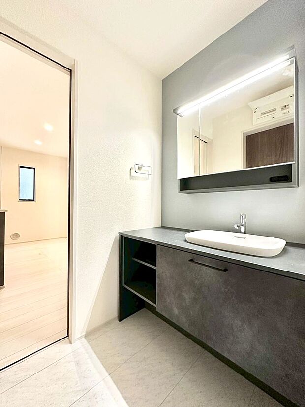 明るい洗面所は毎朝の身支度も楽しくできちゃいそうです。