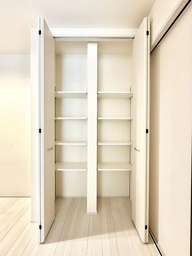 キッチン横収納!食材のストックはもちろん、日用品の収納など使い方はいろいろ!