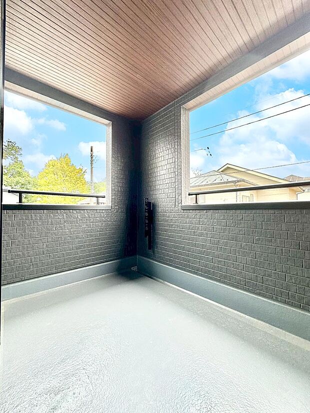 ゆったりバルコニーだから沢山お洗濯ものを干せます。