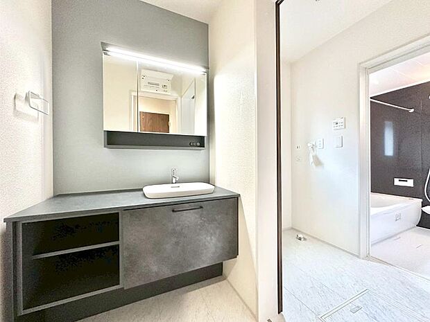 清潔感のある快適空間です。毎日の身支度も気持ち良くお使い頂けます。