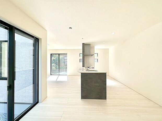 大きな窓からたっぷりの陽光と風を感じられるリビング