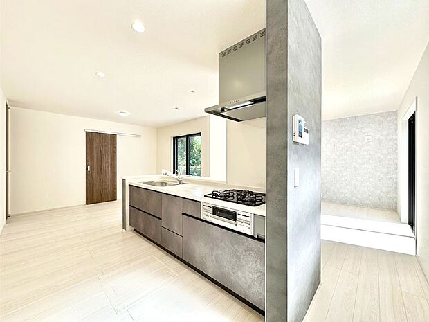 料理をしながらでもご家族との会話を楽しめる対面キッチン