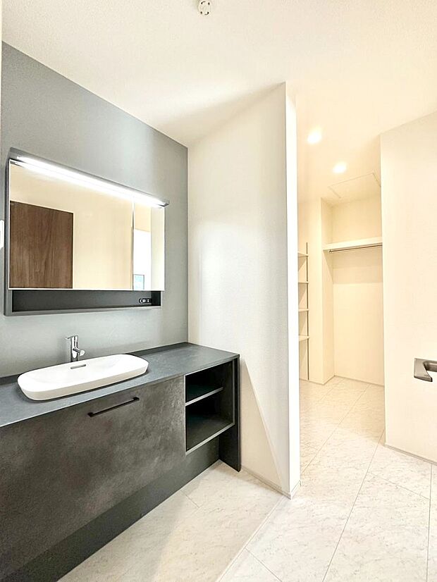 明るい洗面所は毎朝の身支度も楽しくできちゃいそうです。