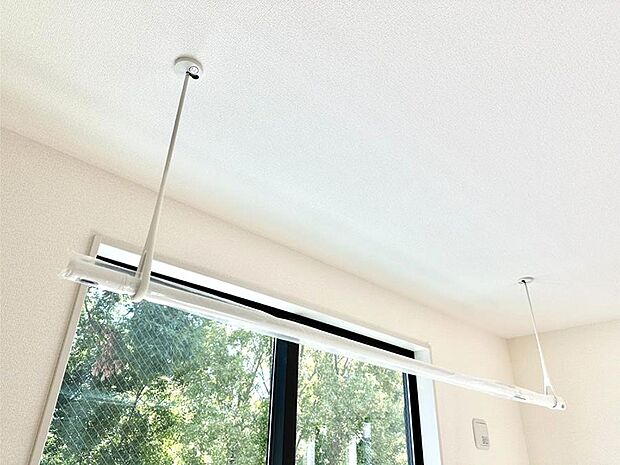 室内物干しポール。梅雨や花粉の時期に大活躍します。
