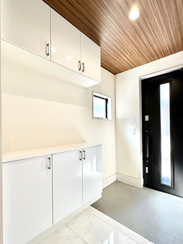 たっぷり収納できるシューズボックスで家族全員の靴も、玄関すっきり。