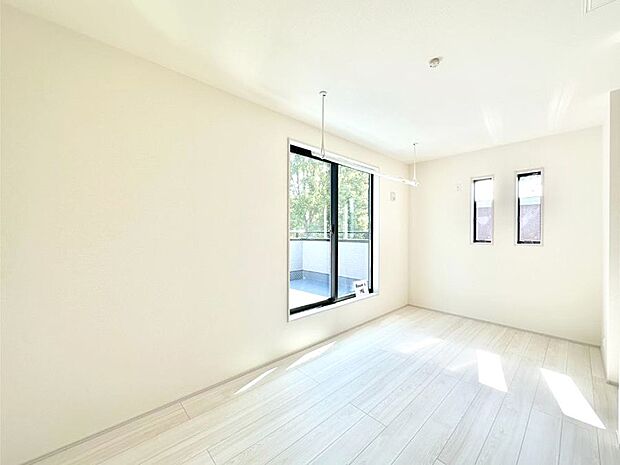 バルコニーが開放感をプラスしてくれる洋室