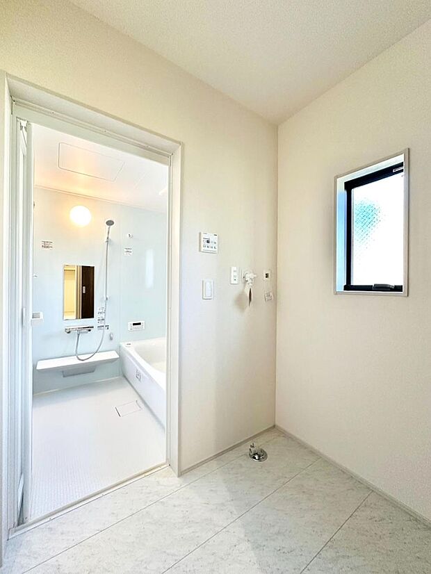 身支度もスムーズにおこなえる脱衣場。