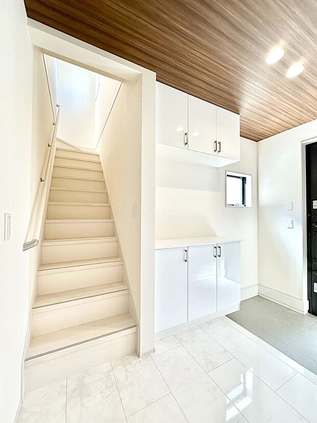 階段は手すり付きなので小さなお子さまやご高齢の方も安心です