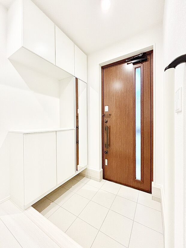 明るい陽光が入り込む玄関。ご家族の靴もスッキリ収納できる玄関収納付きです！