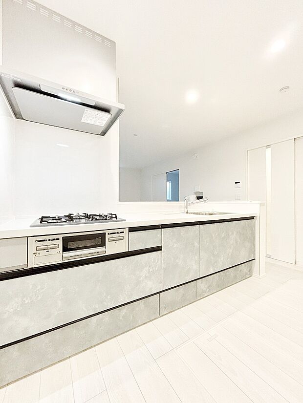 ご家族の会話弾む対面キッチン。お料理中のパパママもご家族と過ごす時間が増えそう!