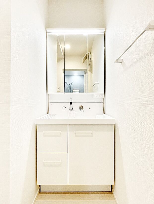 三面鏡キャビネット・シャワー付き洗面化粧台で忙しい朝の身支度もスムーズに！