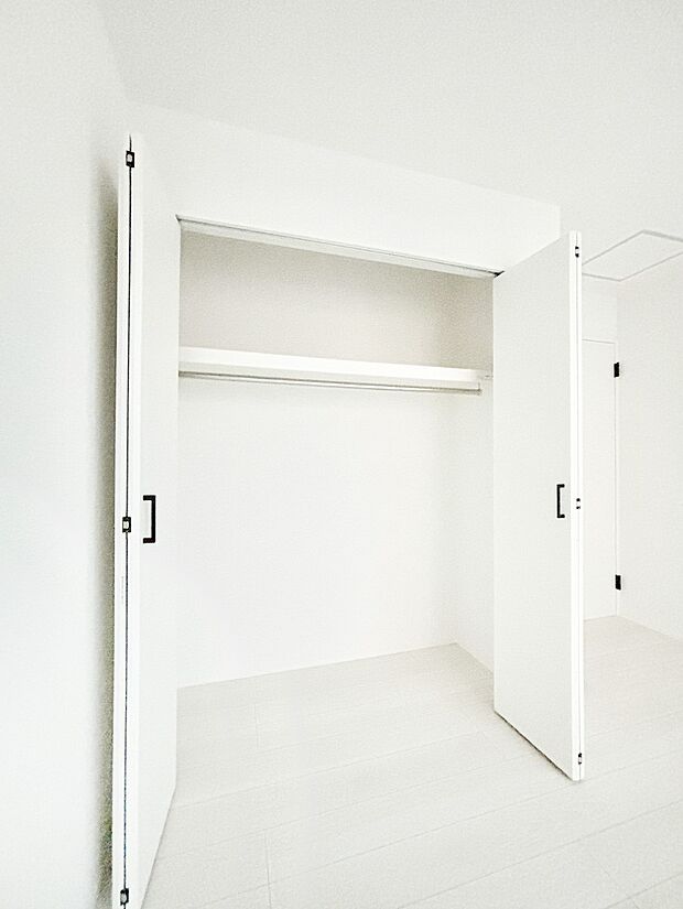 毎日着る衣類や荷物などの収納に便利なクローゼット付きです。