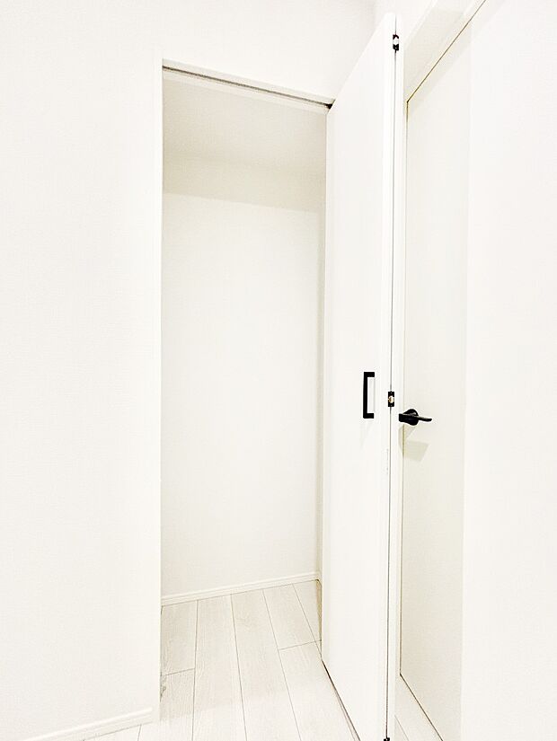 廊下収納。日用品のストックや掃除用品、防災用品などの収納スペースに!