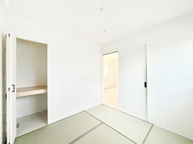 リビングと隣り合っている和室。ほっと一息できる和の空間も忘れずに。