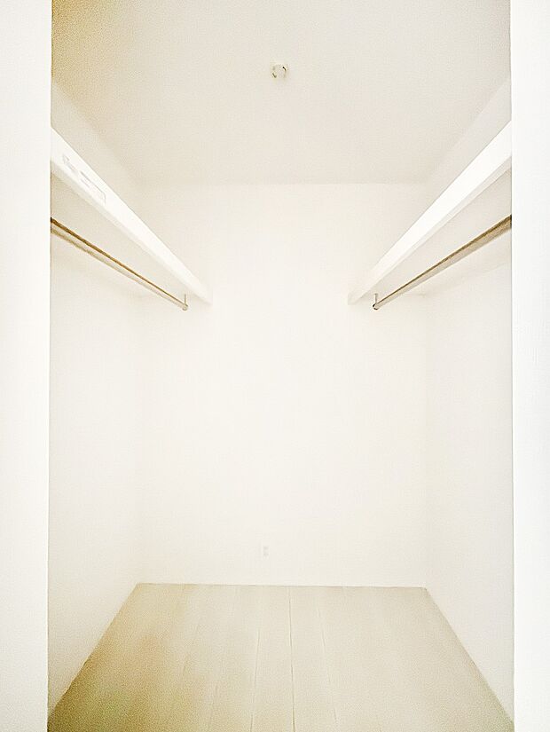 衣類をハンガーに掛けたまま収納できるWIC。衣類の整理整頓がしやすくて便利です！