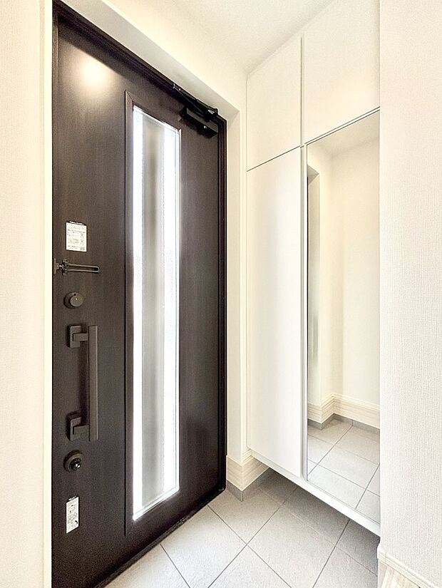 明るい玄関はお客様をお出迎えするのにぴったりです!