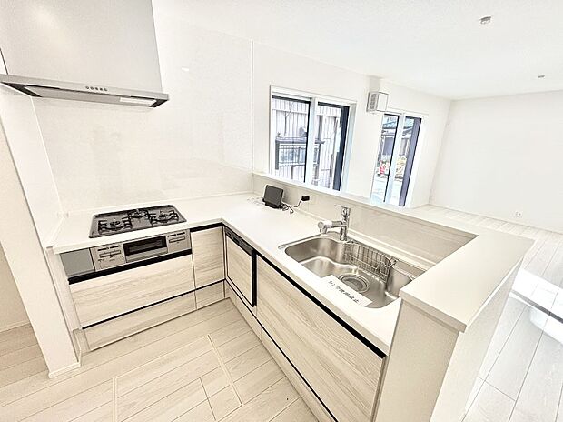 料理をしながらでもご家族との会話を楽しめる対面キッチン