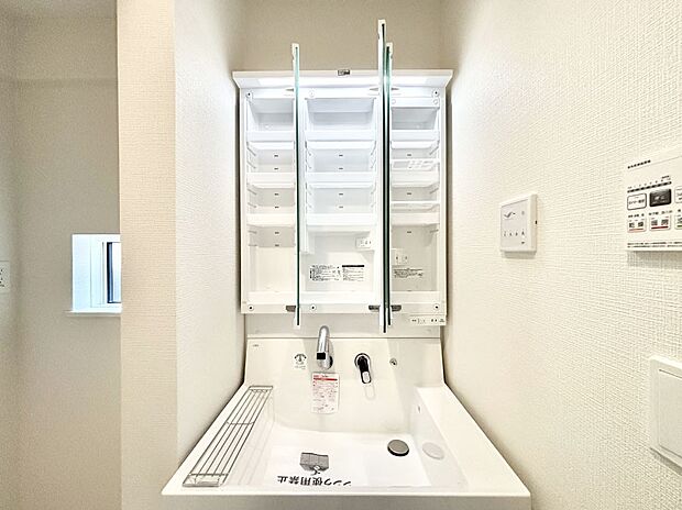 三面鏡の裏に、化粧品や衛生用品などを収納可能。洗面台をすっきりと保ちます!