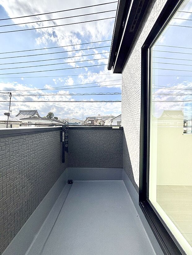 南向きのバルコニー!ご家族の洗濯物はもちろん、お布団もたっぷり干せます!