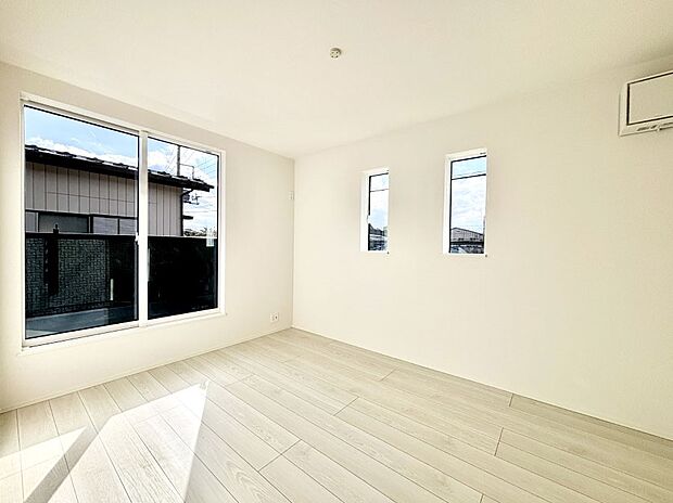 バルコニーが開放感をプラスしてくれる洋室