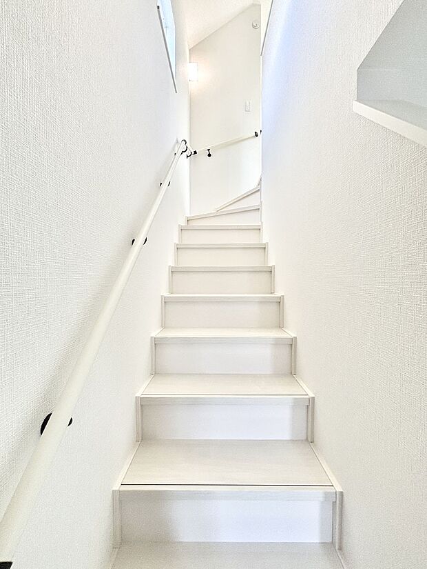 階段は手すり付きなので小さなお子さまやご高齢の方も安心です