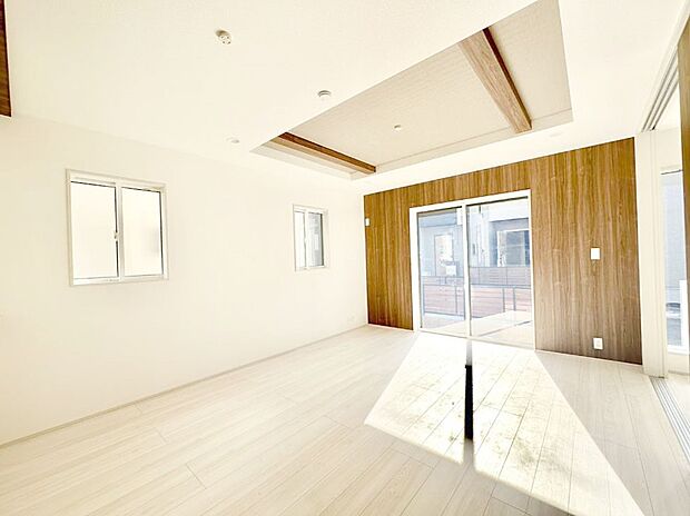 ご家族の賑やかな話し声で包まれる明るいリビング