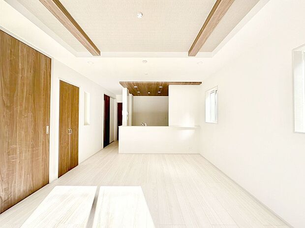 明るい陽光が注ぎ、寛ぎの雰囲気に満たされるリビング・ダイニング。