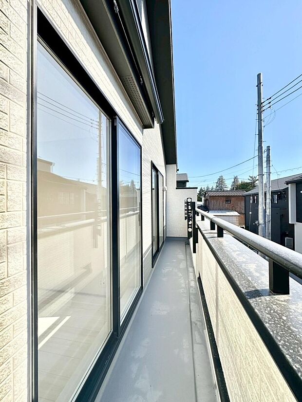 ゆったりバルコニーだから沢山お洗濯ものを干せます。