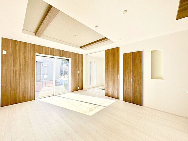 折り上げ天井はは立体的な奥行きがあるので、天井が広く見えて開放的な空間を演出できます。