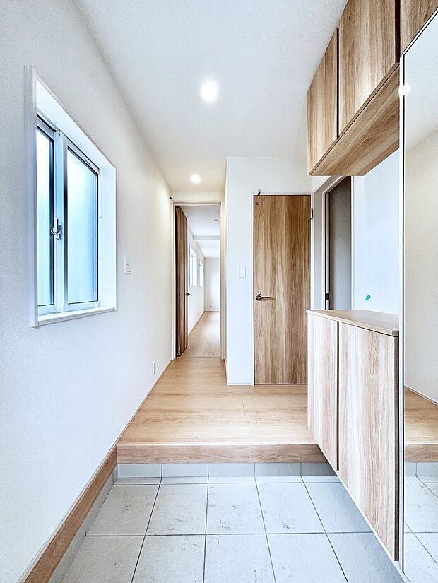 ミラー付きシューズボックスはお出かけ前の身だしなみチェックに便利