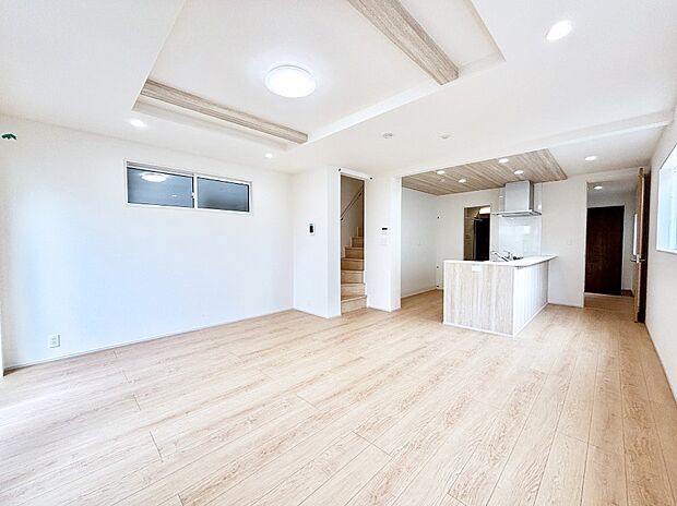 折上天井は立体的な奥行きがあるので、天井が広く見えて開放的な空間を演出できます。