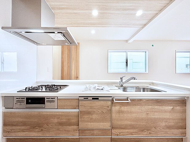 リビングを見渡せる人気のカウンターキッチン。 家族を見守りながら家事をすることができます。