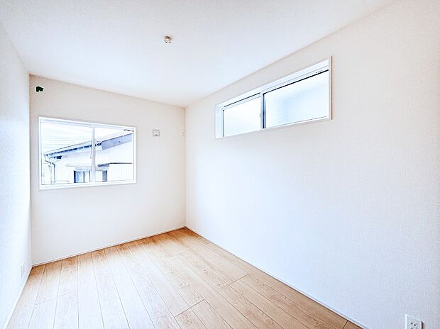 2面採光の洋室。窓から入り込む陽光がお部屋全体を優しく包み込みます!