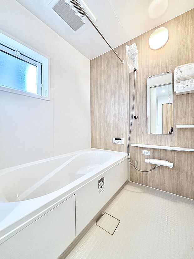 一日の疲れを癒してくれる明るい清潔感のあるバスルーム