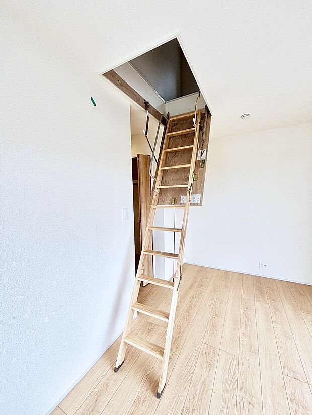 小屋裏収納は、季節のイベント用品や冬物の布団など一時的にしまう場所として便利です。