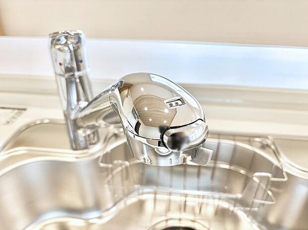 いつでも清潔なおいしいお水を。一つの水栓で水道水と浄水を使い分け。