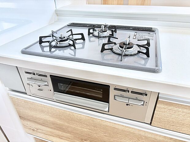 ガスコンロはSiセンサー搭載。火力調節や焦げ付き・消し忘れも防いでくれます。