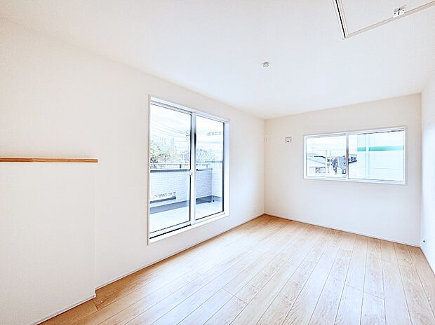 バルコニーが開放感をプラスしてくれる洋室