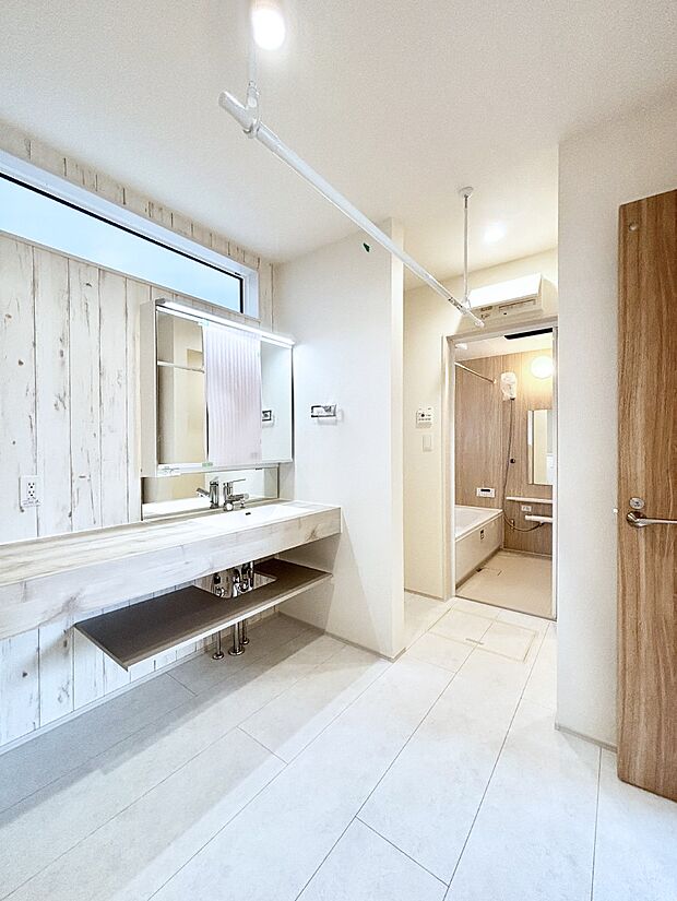 室内物干しのついたゆとりある洗面所