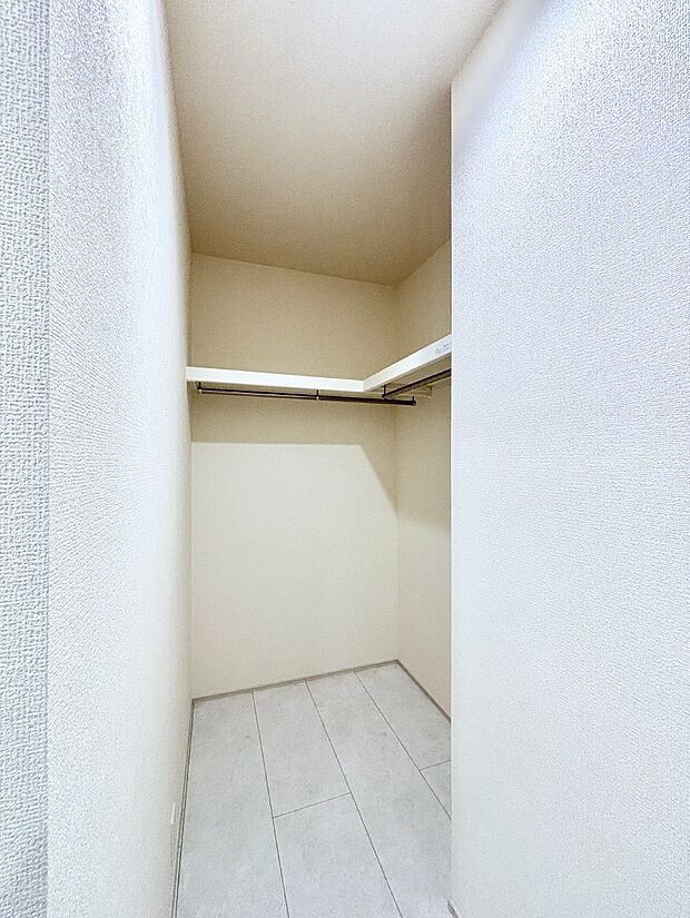 洗面所のウォークインクローゼットは家族みんなで共有できます。