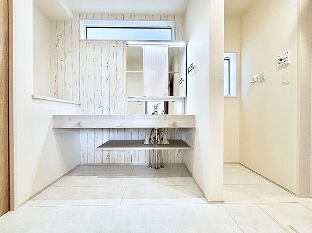 小窓がついているので湿気の多い場所でも換気ができ快適です。毎日の身支度を気持ち良く行えますね。