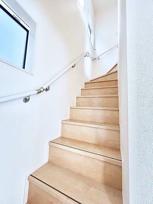 階段は手すり付きなので小さなお子さまやご高齢の方も安心です