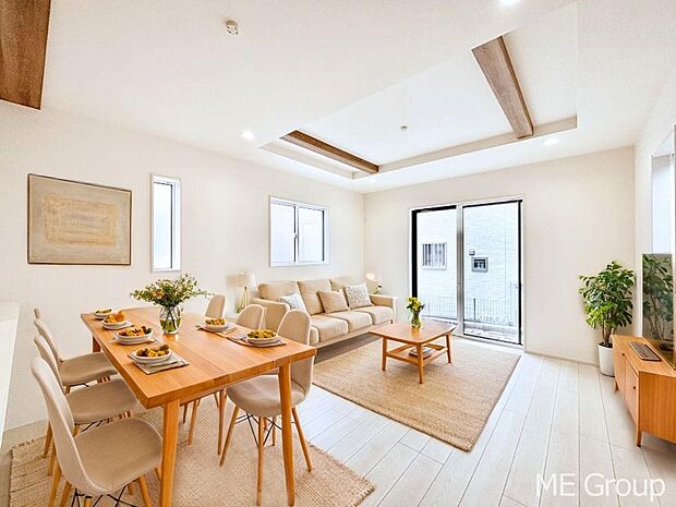 家族の和やかな会話が聞こえてきそう。開放感のあるリビングです。※家具はCGです