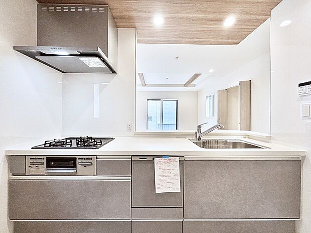 リビングを見渡せる人気のカウンターキッチン。 家族を見守りながら家事をすることができます。